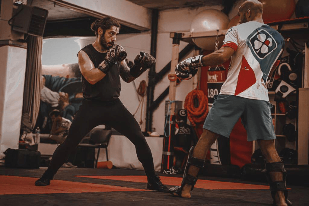 Gavin et un élève en travail de sparring léger de boxe pieds poing