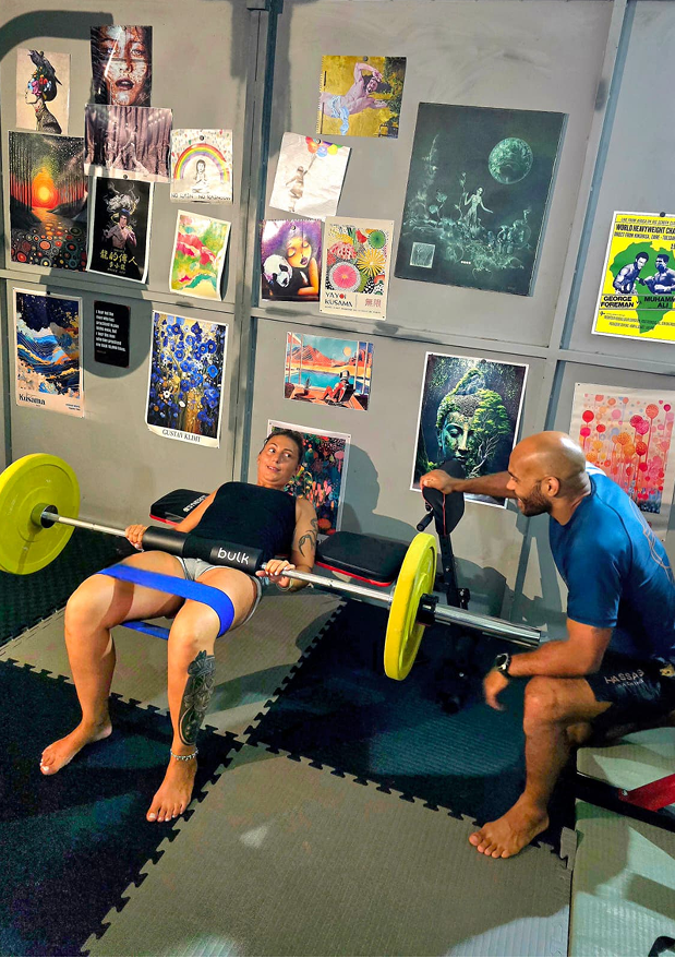 Hip thrust guidé, athlète encadrée par Gavin